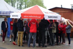 Busko-Zdrój. Protest kupców przeciwko planom władz miasta, które chcą przenieść pasaż handlowy / Grzegorz Jamka / Radio Kielce