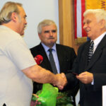 Wręczenie honorowego odznaczenia rzemieślniczego „Szabli Kilińskiego” byłemu radnemu Rady Powiatu w Sandomierzu - Januszowi Hofbauerowi; Janusz Hofbauer / Józef Żuk