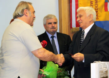Wręczenie honorowego odznaczenia rzemieślniczego „Szabli Kilińskiego” byłemu radnemu Rady Powiatu w Sandomierzu - Januszowi Hofbauerowi; Janusz Hofbauer / Józef Żuk