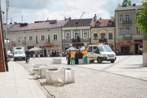 Montaż donic na kieleckim Rynku (16 maja 2017 r.) / Marzena Mąkosa / Radio Kielce