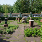 Jędrzejów. Ogród Czasu w muzeum im. Przypkowskich (17 maja 2017 r.) / Ewa Pociejowska - Gawęda / Radio Kielce