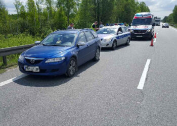 Pościg za samochodem, policjant na masce / KPP w Końskich