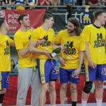 Piłkarze ręczni Vive Tauron Kielce świętują zdobycie Pucharu Polski / Krzysztof Bujnowicz / Radio Kielce