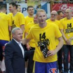 Piłkarze ręczni Vive Tauron Kielce świętują zdobycie Pucharu Polski / Krzysztof Bujnowicz / Radio Kielce