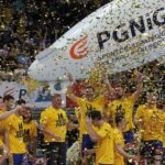 Piłkarze ręczni Vive Tauron Kielce świętują zdobycie Pucharu Polski / Krzysztof Bujnowicz / Radio Kielce