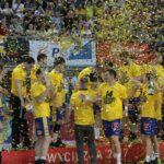 Piłkarze ręczni Vive Tauron Kielce świętują zdobycie Pucharu Polski / Krzysztof Bujnowicz / Radio Kielce