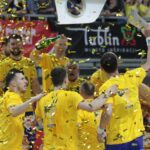 Piłkarze ręczni Vive Tauron Kielce świętują zdobycie Pucharu Polski / Krzysztof Bujnowicz / Radio Kielce