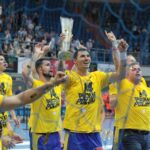 Piłkarze ręczni Vive Tauron Kielce świętują zdobycie Pucharu Polski / Krzysztof Bujnowicz / Radio Kielce