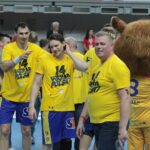Piłkarze ręczni Vive Tauron Kielce świętują zdobycie Pucharu Polski / Krzysztof Bujnowicz / Radio Kielce