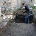 Szydłów. Odkrycia archeologów przy ruinach kościoła i szpitala świętego Ducha / Krzysztof Bujnowicz / Radio Kielce