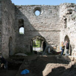 Szydłów. Odkrycia archeologów przy ruinach kościoła i szpitala świętego Ducha / Krzysztof Bujnowicz / Radio Kielce