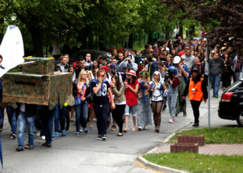 14.5.2015 Kielce. Ulicami miasta przeszedł korowód studencki rozpoczynający juwenalia. Żacy dostali klucze do miasta / Stanisław Blinstrub / Radio Kielce