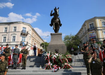 12.08.2015. 50. Marsz Szlakiem I Kompanii Kadrowej. Uroczystości przed Pomnikiem Marszałka Józefa Piłsudskiego na Placu Wolności / Kamil Król / Radio Kielce