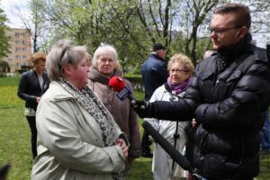 Kielce. Program „Interwencja” - mieszkańcy przeciwni wycince drzew / Krzysztof Bujnowicz / Radio Kielce