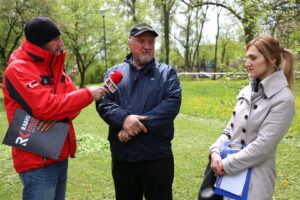 Kielce. Program „Interwencja” - mieszkańcy przeciwni wycince drzew / Krzysztof Bujnowicz / Radio Kielce