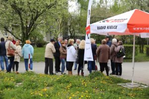 Kielce. Program „Interwencja” - mieszkańcy przeciwni wycince drzew / Krzysztof Bujnowicz / Radio Kielce