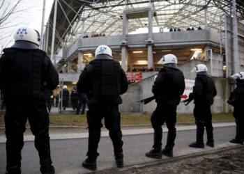 08.03.2016 Kielce. Kibice Wisły już na stadionie Kolporter Arena. Policja. / Jarosław Kubalski / Radio Kielce