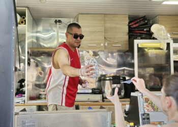 27.08.2016 Kielce. "Smaczne Zakończenie Lata" - zjazd foodtrucków na ulicy Sienkiewicza. / Jarosław Kubalski / Radio Kielce