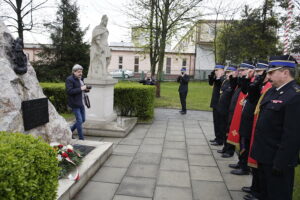 04.05.2017 Kielce. Rozpoczęcie obchodów Święta Strażaka. Uroczysta zmiana warty przed komendą na ul. Sandomierskiej. / Jarosław Kubalski / Radio Kielce