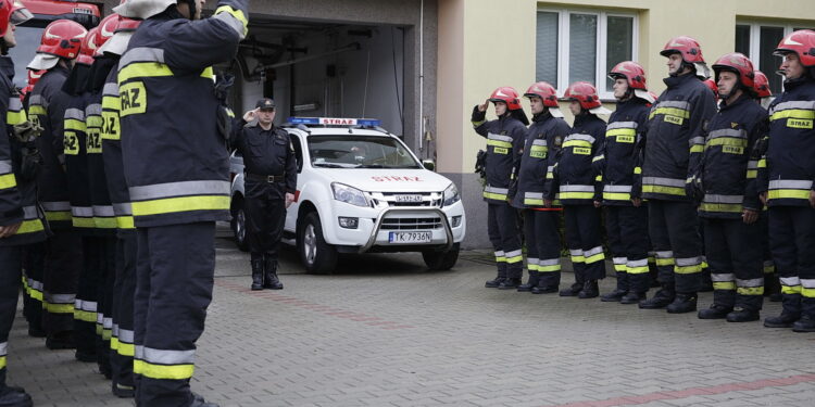 04.05.2017 Kielce. Rozpoczęcie obchodów Święta Strażaka. Uroczysta zmiana warty przed komendą na ul. Sandomierskiej. / Jarosław Kubalski / Radio Kielce