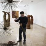 05.05.2017 Kielce. BWA. Wystawa NATURALNIE – SZTUKA! Stanisław Dziubak – wiklinowe rzeźby. / Jarosław Kubalski / Radio Kielce