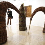 05.05.2017 Kielce. BWA. Wystawa NATURALNIE – SZTUKA! Stanisław Dziubak – wiklinowe rzeźby. / Jarosław Kubalski / Radio Kielce