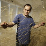 05.05.2017 Kielce. BWA. Wystawa NATURALNIE – SZTUKA! Mirosław Maszlanko – Instalacja. / Jarosław Kubalski / Radio Kielce