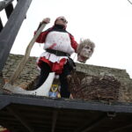 07.05.2017 Chęciny. Turyści i kat Jurko na zamku. / Jarosław Kubalski / Radio Kielce