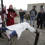 07.05.2017 Chęciny. Turyści i kat Jurko na zamku. / Jarosław Kubalski / Radio Kielce