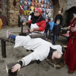 07.05.2017 Chęciny. Turyści i kat Jurko na zamku. / Jarosław Kubalski / Radio Kielce