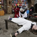 07.05.2017 Chęciny. Turyści i kat Jurko na zamku. / Jarosław Kubalski / Radio Kielce