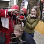 07.05.2017 Chęciny. Turyści i kat Jurko na zamku. / Jarosław Kubalski / Radio Kielce