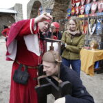 07.05.2017 Chęciny. Turyści i kat Jurko na zamku. / Jarosław Kubalski / Radio Kielce