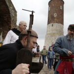 07.05.2017 Chęciny. Turyści i kat Jurko na zamku. / Jarosław Kubalski / Radio Kielce