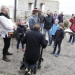 07.05.2017 Chęciny. Turyści i kat Jurko na zamku. / Jarosław Kubalski / Radio Kielce