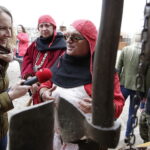 07.05.2017 Chęciny. Turyści i kat Jurko na zamku. / Jarosław Kubalski / Radio Kielce