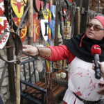 07.05.2017 Chęciny. Turyści i kat Jurko na zamku. / Jarosław Kubalski / Radio Kielce