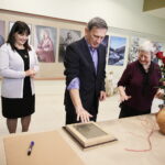 11.05.2017 Kielce. Aktor Jan Englert odwiedził Państwowe Liceum Plastyczne. / Jarosław Kubalski / Radio Kielce