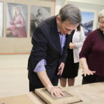 11.05.2017 Kielce. Aktor Jan Englert odwiedził Państwowe Liceum Plastyczne. / Jarosław Kubalski / Radio Kielce