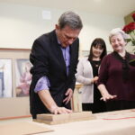 11.05.2017 Kielce. Aktor Jan Englert odwiedził Państwowe Liceum Plastyczne. / Jarosław Kubalski / Radio Kielce