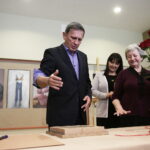 11.05.2017 Kielce. Aktor Jan Englert odwiedził Państwowe Liceum Plastyczne. / Jarosław Kubalski / Radio Kielce