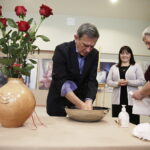 11.05.2017 Kielce. Aktor Jan Englert odwiedził Państwowe Liceum Plastyczne. / Jarosław Kubalski / Radio Kielce