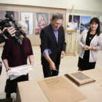 11.05.2017 Kielce. Aktor Jan Englert odwiedził Państwowe Liceum Plastyczne. / Jarosław Kubalski / Radio Kielce