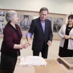 11.05.2017 Kielce. Aktor Jan Englert odwiedził Państwowe Liceum Plastyczne. / Jarosław Kubalski / Radio Kielce