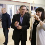 11.05.2017 Kielce. Aktor Jan Englert odwiedził Państwowe Liceum Plastyczne. / Jarosław Kubalski / Radio Kielce