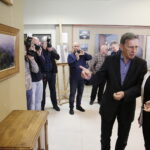 11.05.2017 Kielce. Aktor Jan Englert odwiedził Państwowe Liceum Plastyczne. / Jarosław Kubalski / Radio Kielce