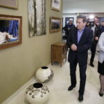 11.05.2017 Kielce. Aktor Jan Englert odwiedził Państwowe Liceum Plastyczne. / Jarosław Kubalski / Radio Kielce