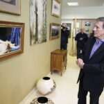 11.05.2017 Kielce. Aktor Jan Englert odwiedził Państwowe Liceum Plastyczne. / Jarosław Kubalski / Radio Kielce