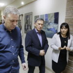 11.05.2017 Kielce. Aktor Jan Englert odwiedził Państwowe Liceum Plastyczne. / Jarosław Kubalski / Radio Kielce