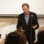 11.05.2017 Kielce. Aktor Jan Englert odwiedził Państwowe Liceum Plastyczne. / Jarosław Kubalski / Radio Kielce